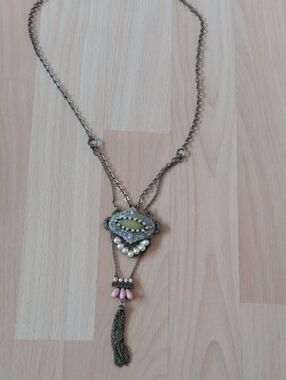 💲5⃣▶▶Vintage-Inspired Gold Tone Pendant Necklace with Green and Pink Accents